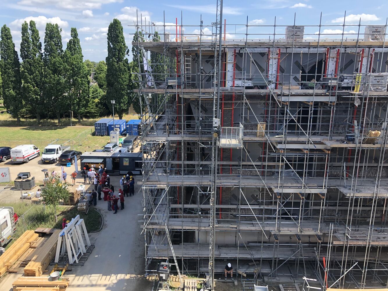 Steigers rondom het complex