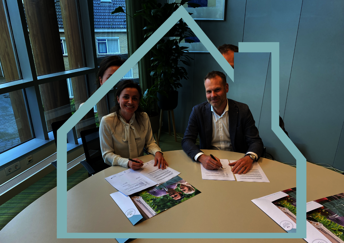 Sanne Donker en Bart Kivits ondertekenen overeenkomst