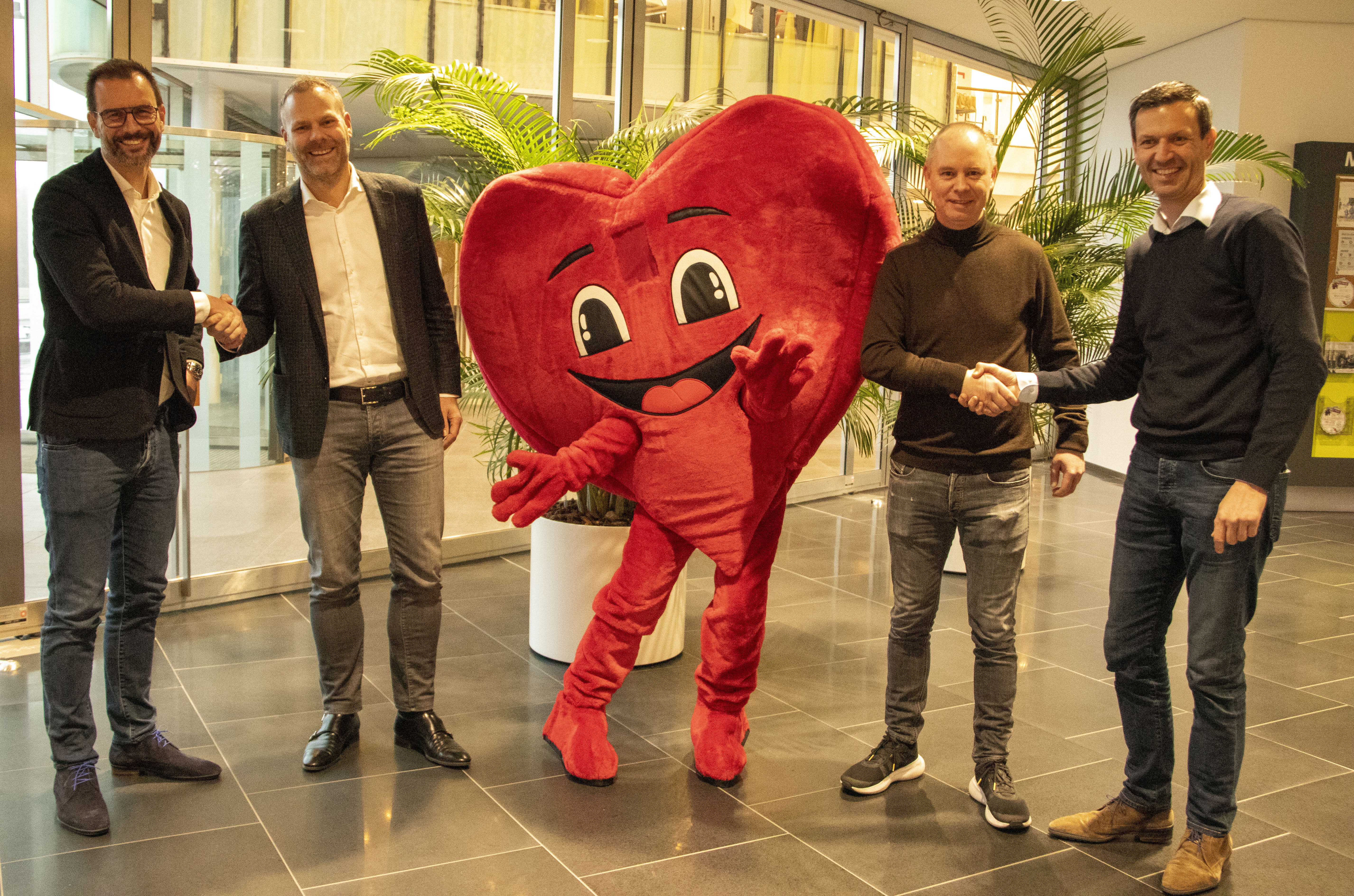 Knaapengroep en Mooiland schudden handen