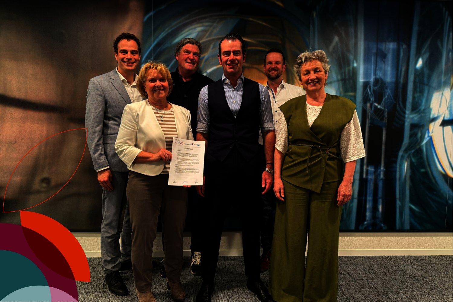 ondertekening van intentieovereenkomst door de bestuurders en wethouder samen op foto met betrokkenen