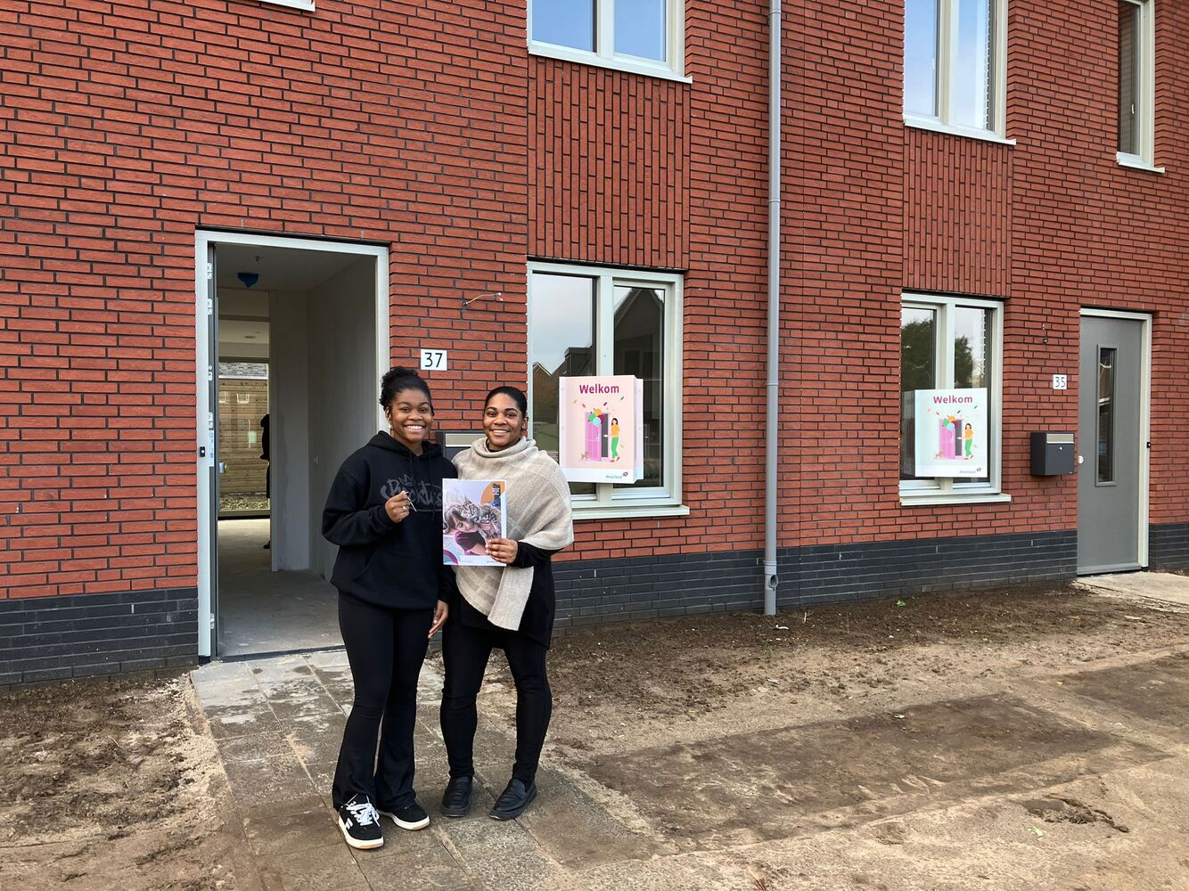 Twee bewoners ontvangen sleutel van woning Beugen