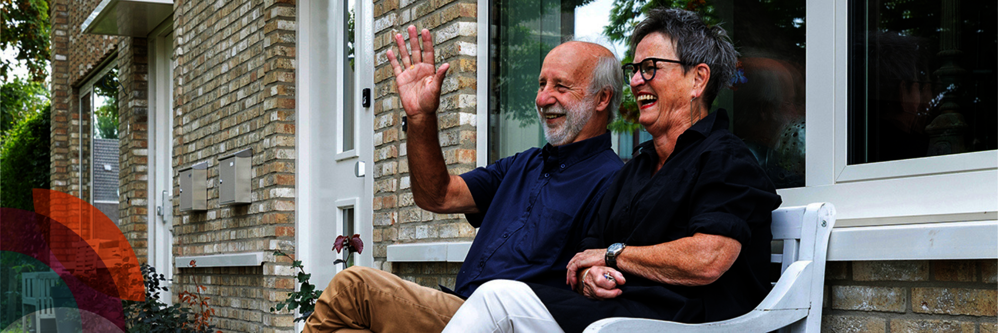 Ouder stel op een bankje voor hun woning