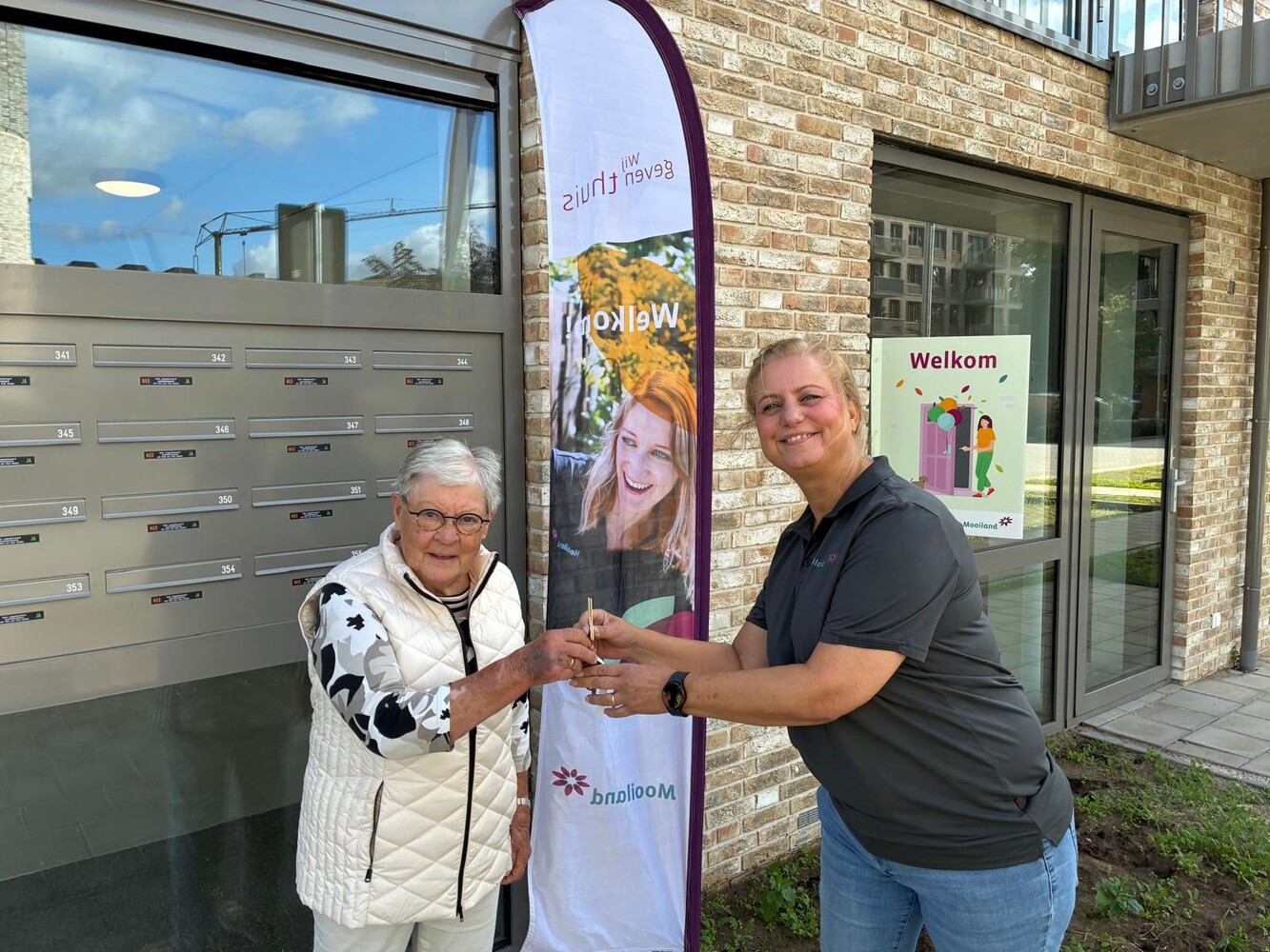Bewoner ontvangt sleutel nieuwe woning