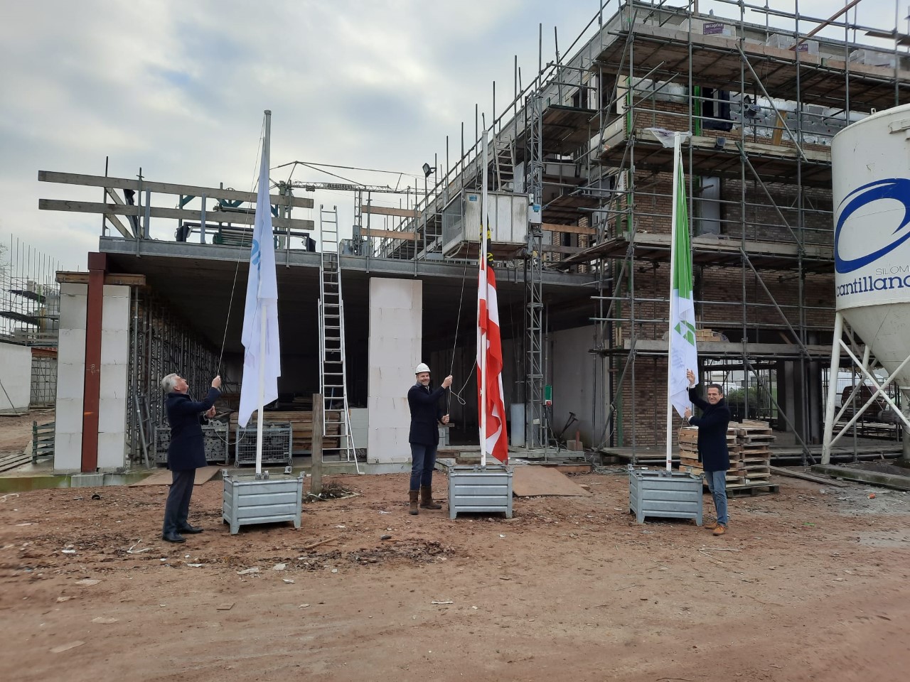 Vlag gaat omhoog op de bouw