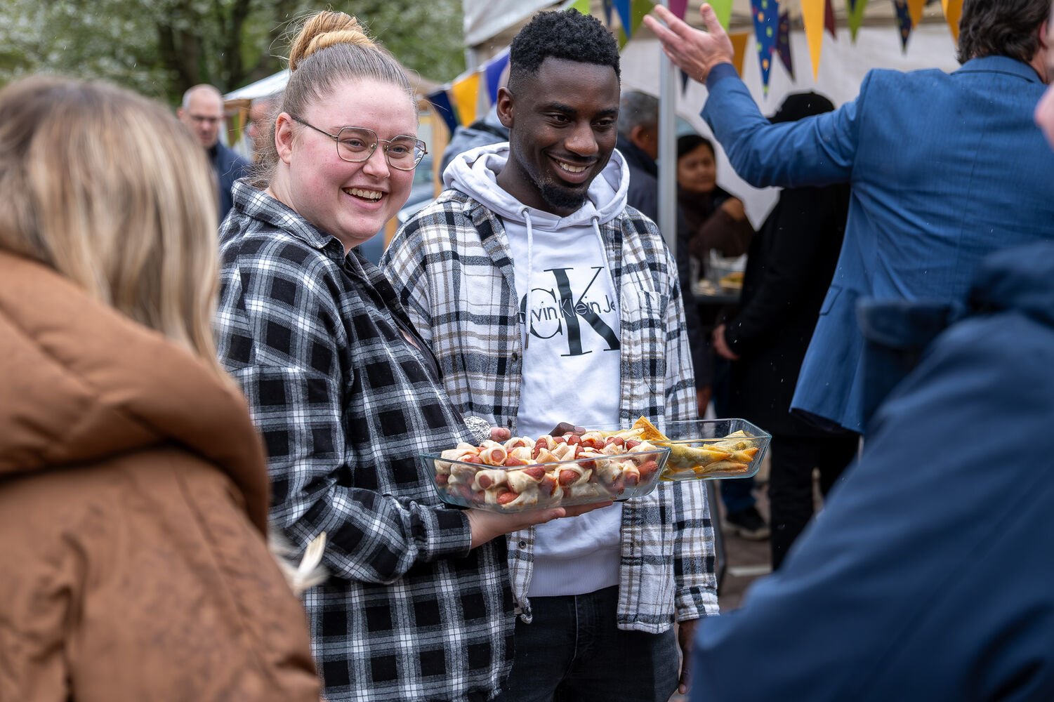 Bewoners Flexwonen delen eigen gemaakte hapjes uit