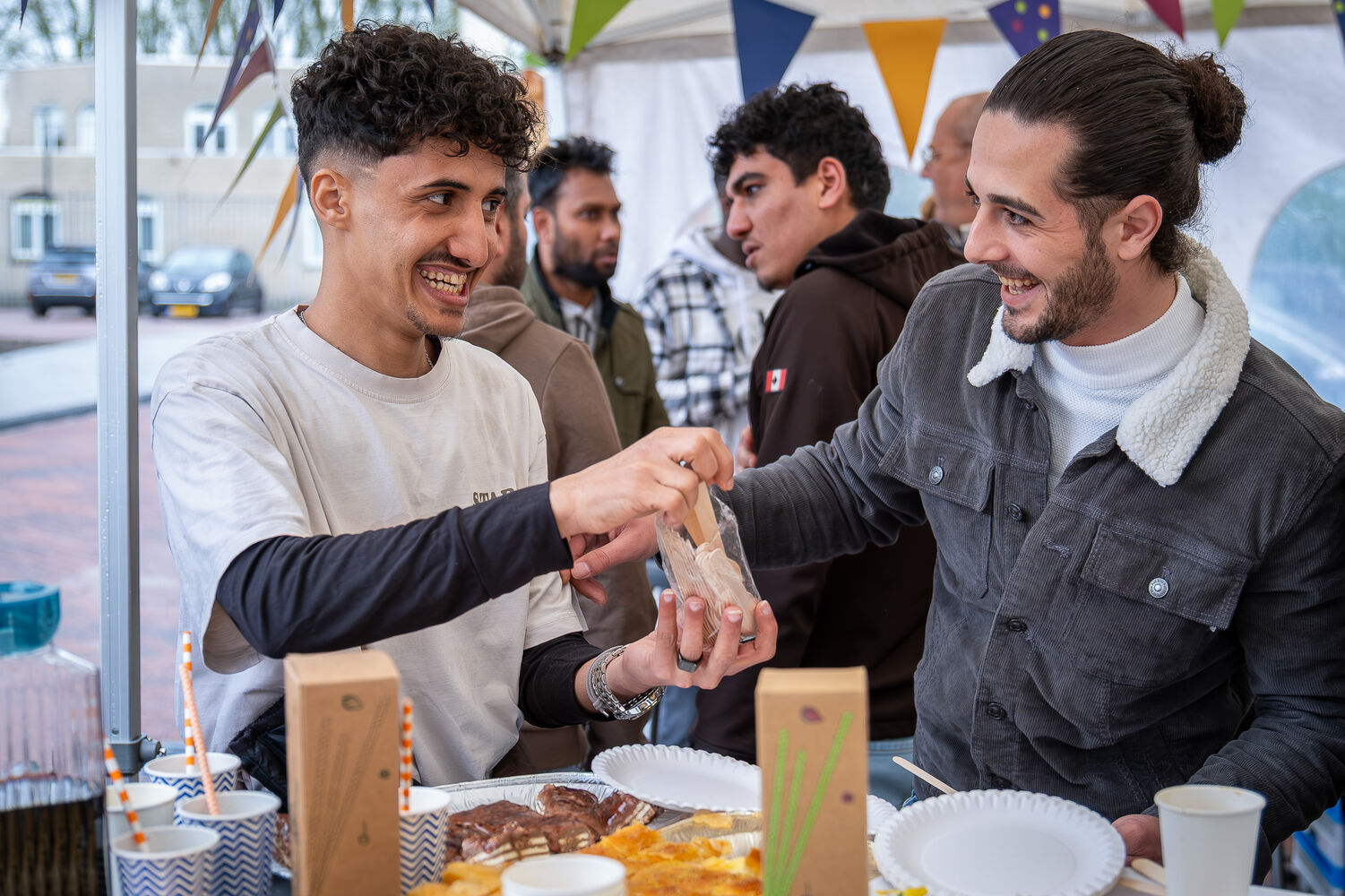 Bewoners Flexwonen lachen met elkaar