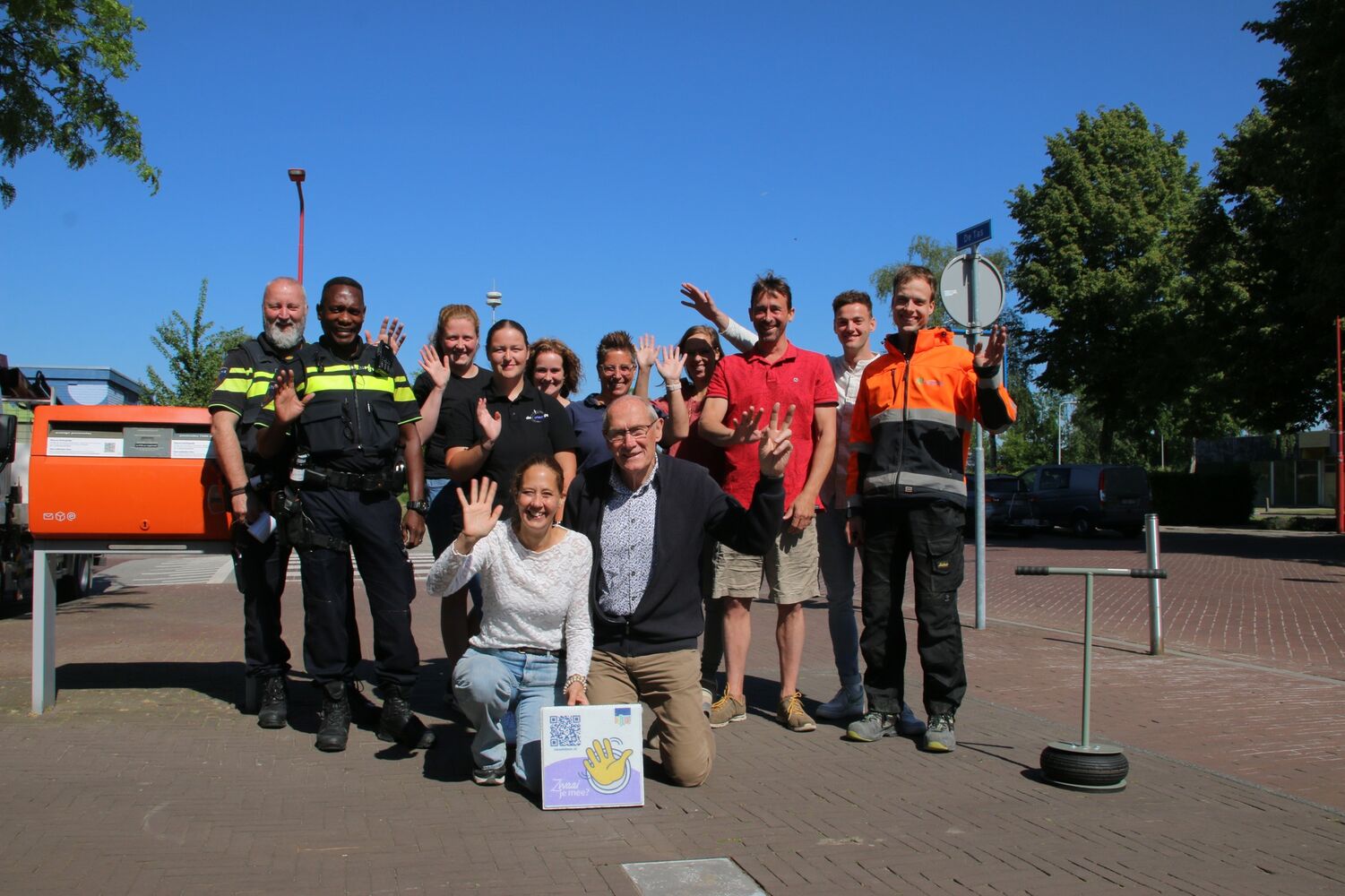 Wijkteam Biddinghuizen plaatst eerste Zwaaisteen