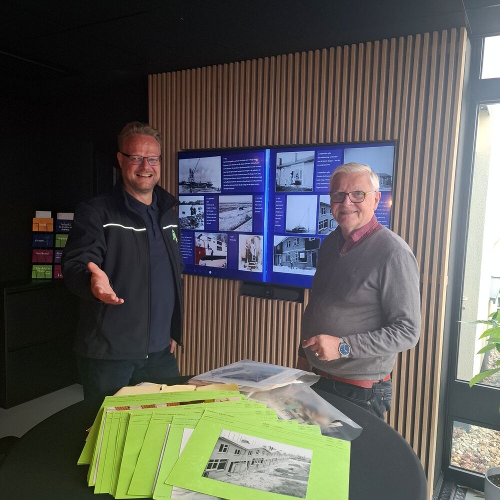 Johan Markhorst (OFW) overhandigt de foto’s aan de heer F. Schmidt (SHD).