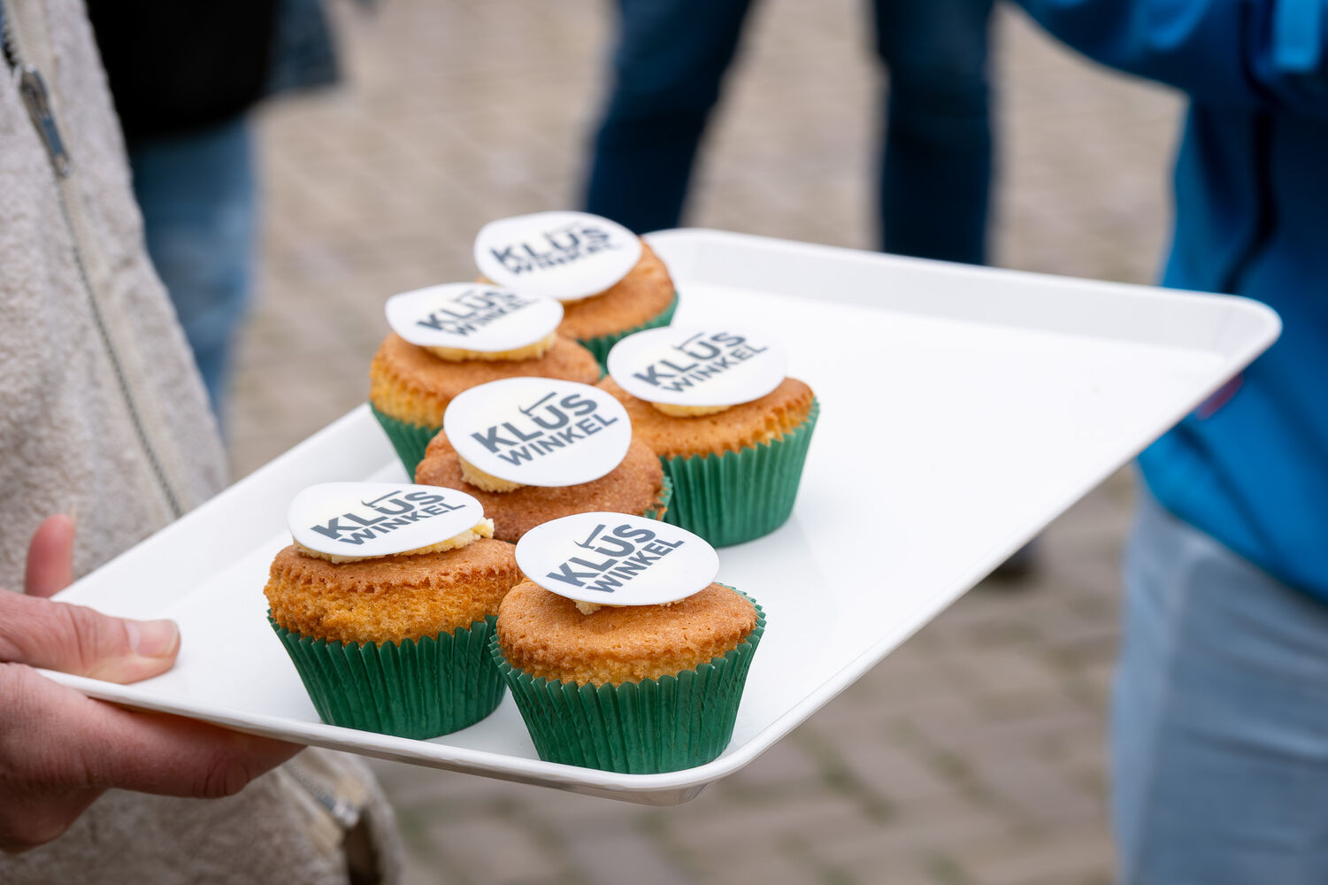 Cupcakes met het logo van de Kluswinkel