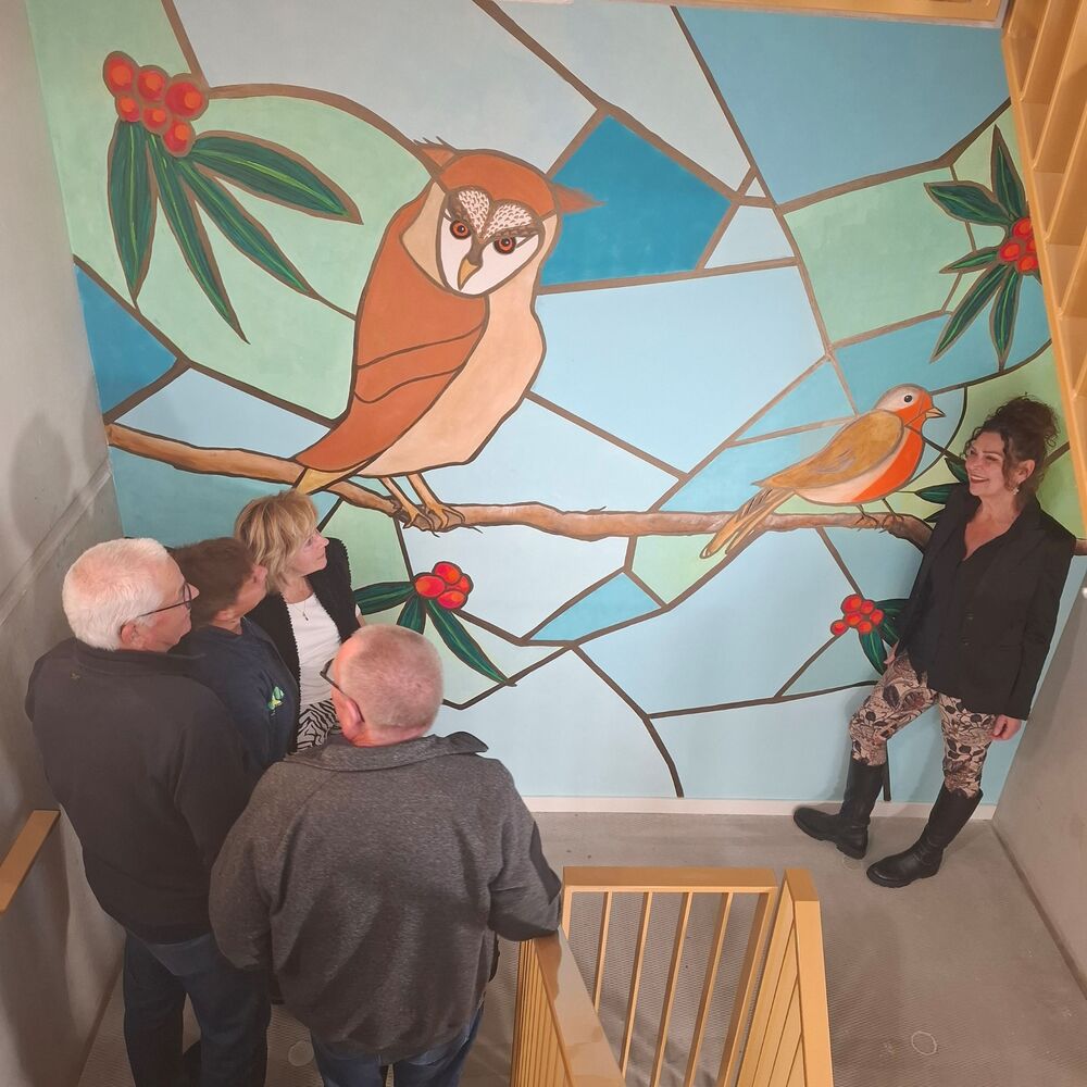 Huurders en kunstenares Julia Jiskoot voor wandschildering uil