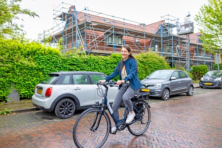 Woonadviseur Caroline op weg naar een afspraak met een huurder die wat extra ondersteuning nodig heeft