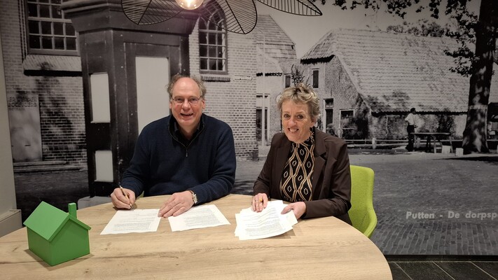 V.l.n.r. Peter Toonen en Gerdien van der Ent ondertekenen de intentieovereenkomst