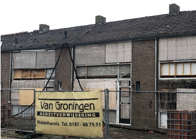 Een beeld van de woningen die gesloopt gaan worden in Goedereede met een banner van Van Groningen Asbestverwijdering Middelharnis.