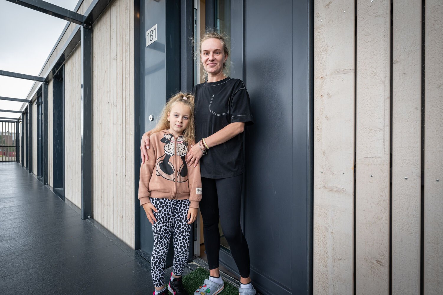 Op het beeld is Maria Rits te zien met haar dochter voor de voordeur van hun nieuwe woning.