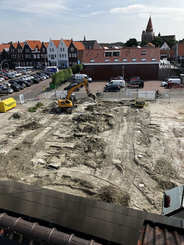 Een beeld van heipalen in de grond bij nieuwbouwproject Nelisse in Ouddorp.