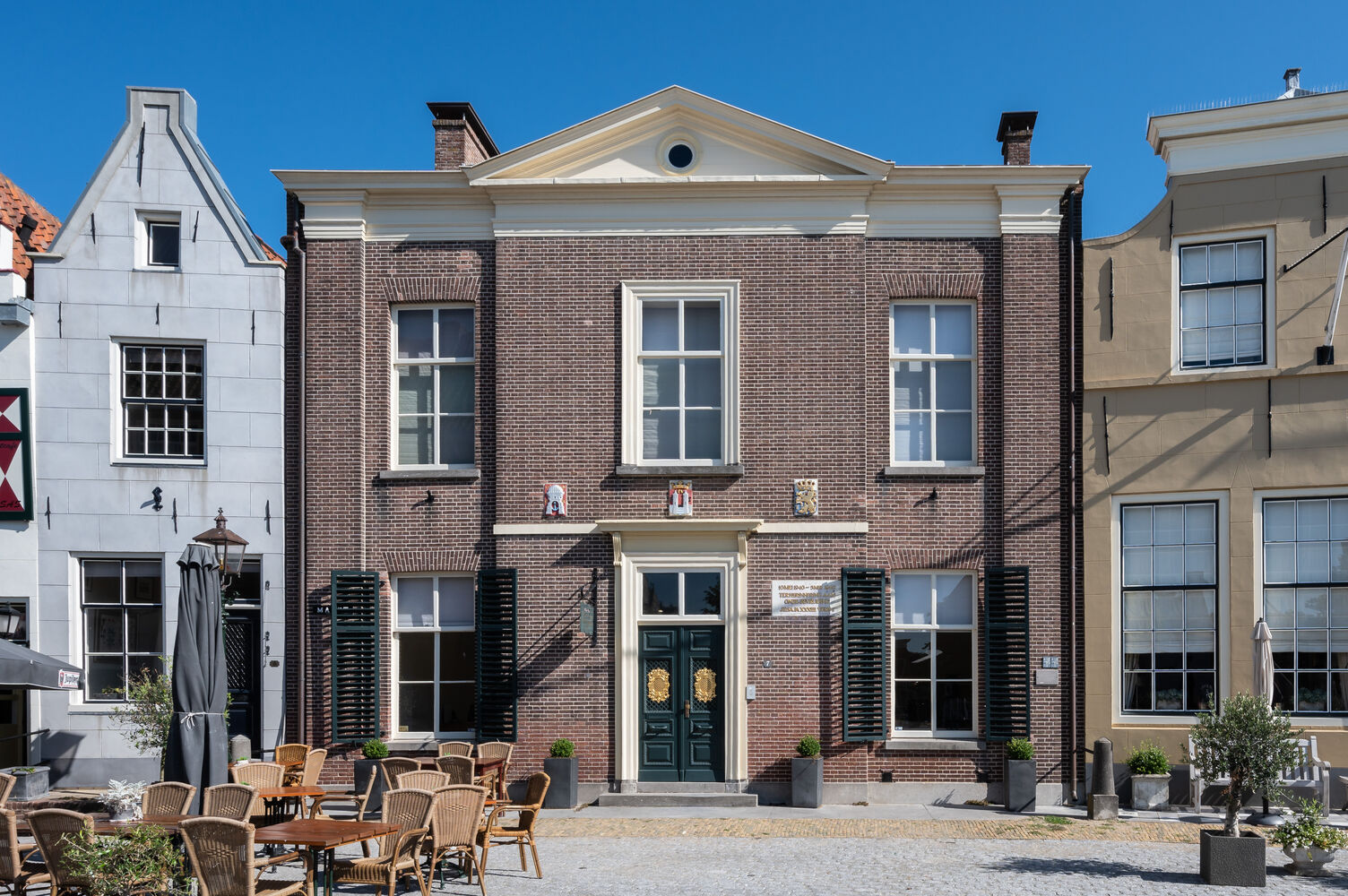 Op het beeld is het voormalige kantoor van Oost West Wonen te zien aan de Markt te Goedereede