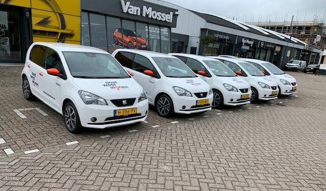 Op het beeld zijn de nieuwe Seat Mii's van Oost West Wonen te zien.