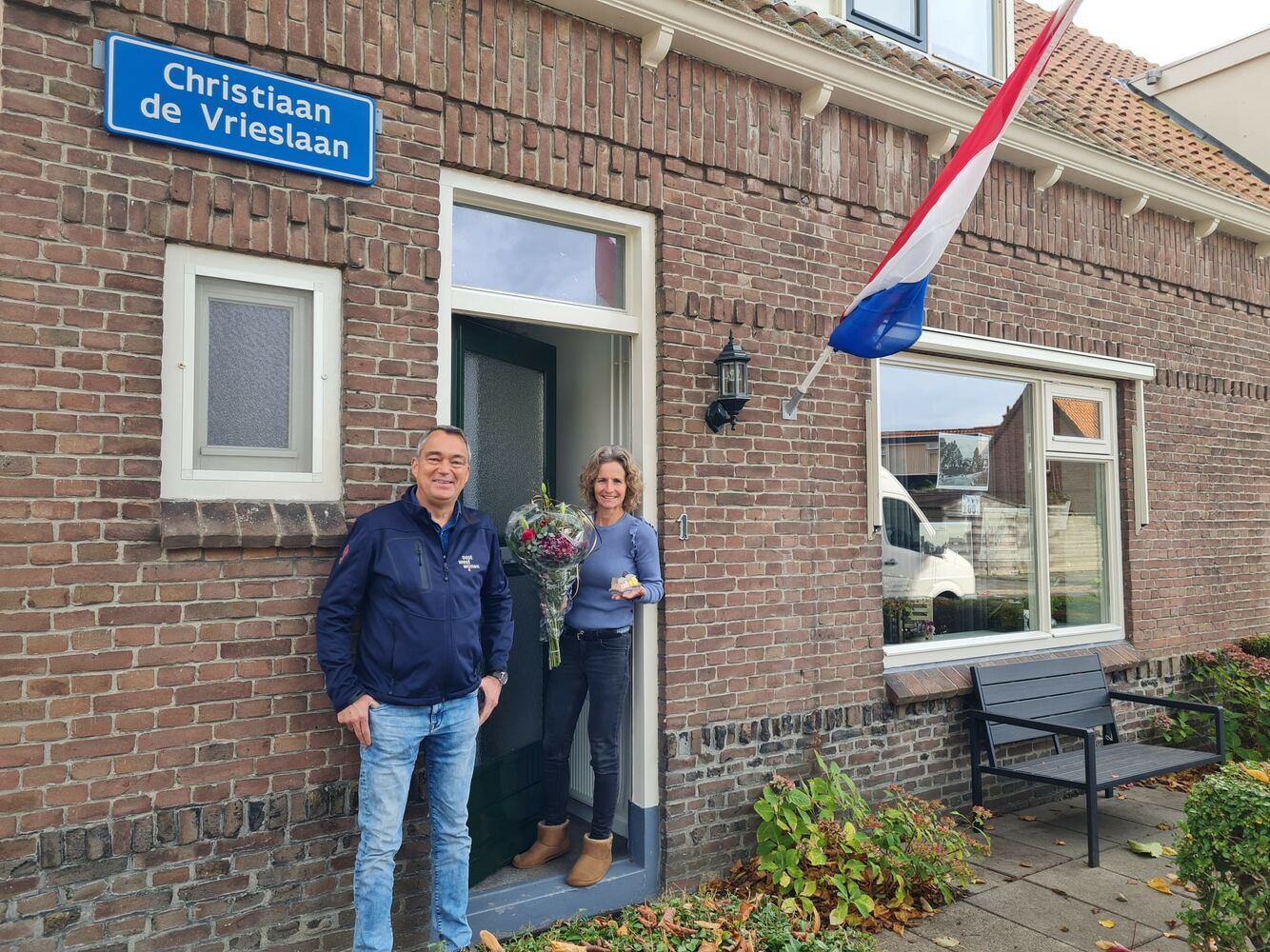 Een beeld van een collega van Oost West Wonen met de huurster van de 100 jaar oude woning.