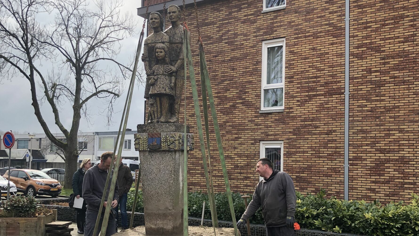Op het beeld is het stenen beeldje van een gezin in Ooltgensplaat te zien.