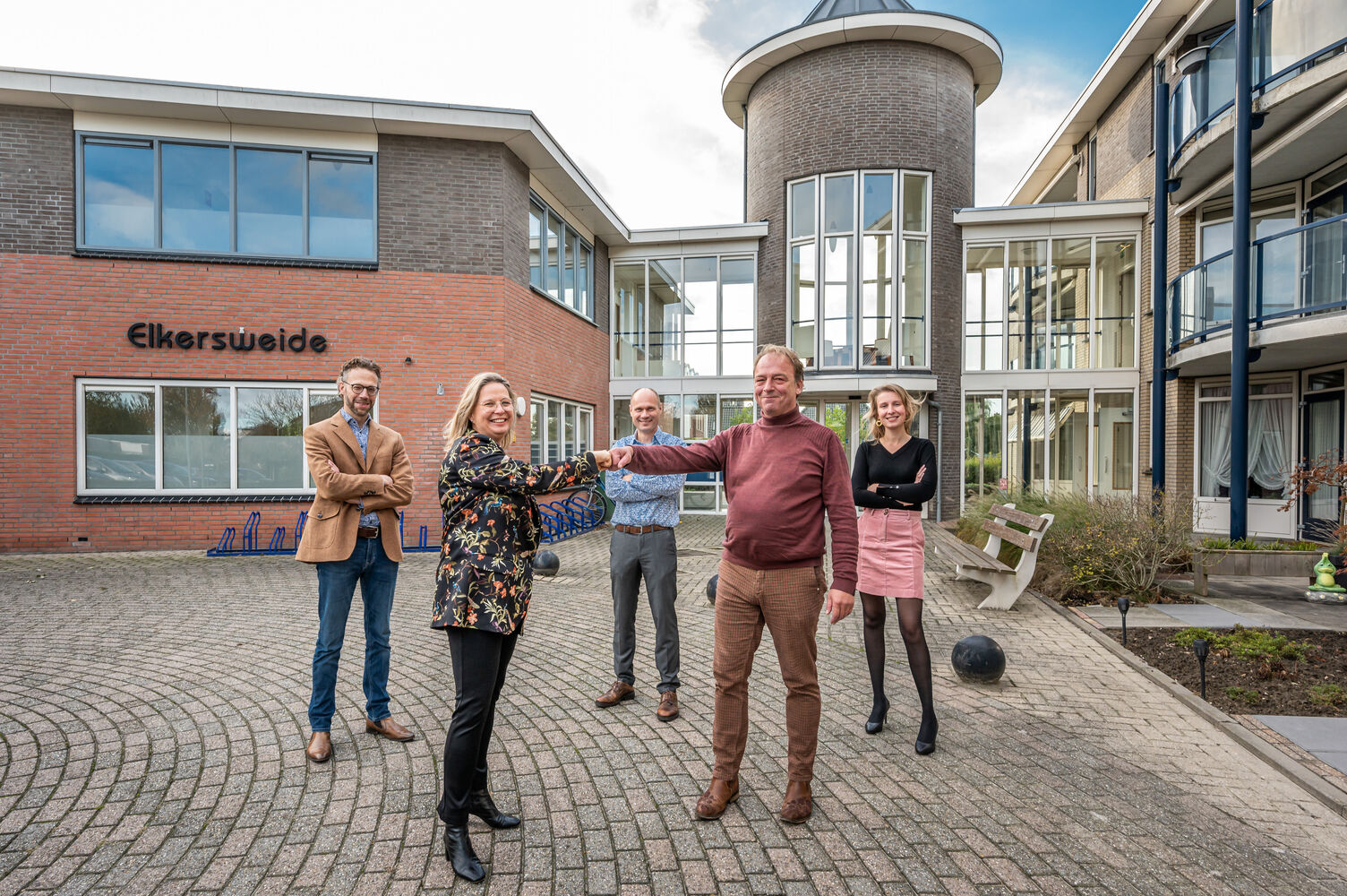 Op het beeld zijn collega's van ggz-organisatie Zeeuwse Gronden en woningcorporatie Oost West Wonen te zien bij Elkersweide.