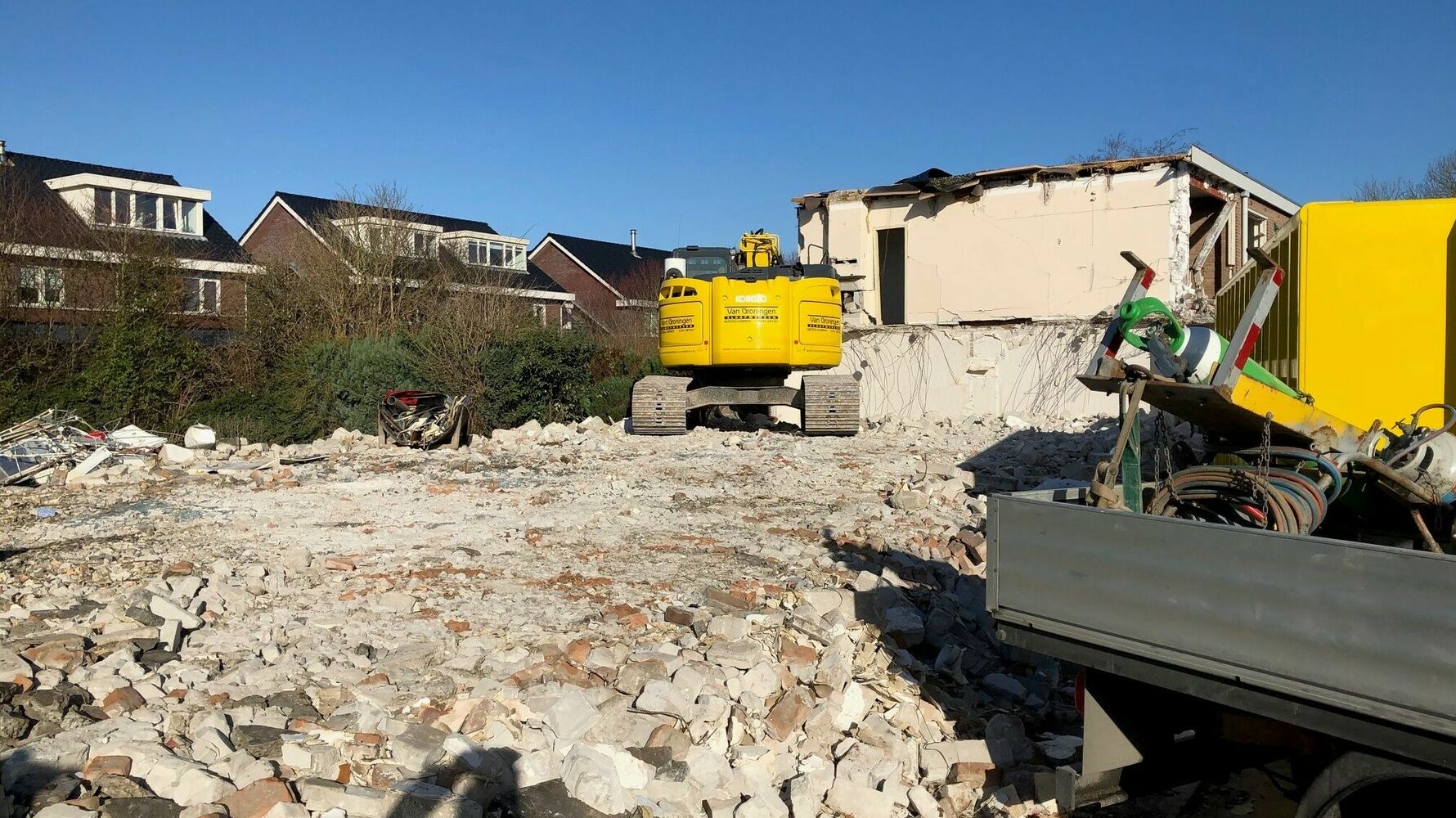 Op het beeld is een indruk van de sloop van het appartementengebouw aan de Joos Jansestraat in Sommelsdijk te zien.  
