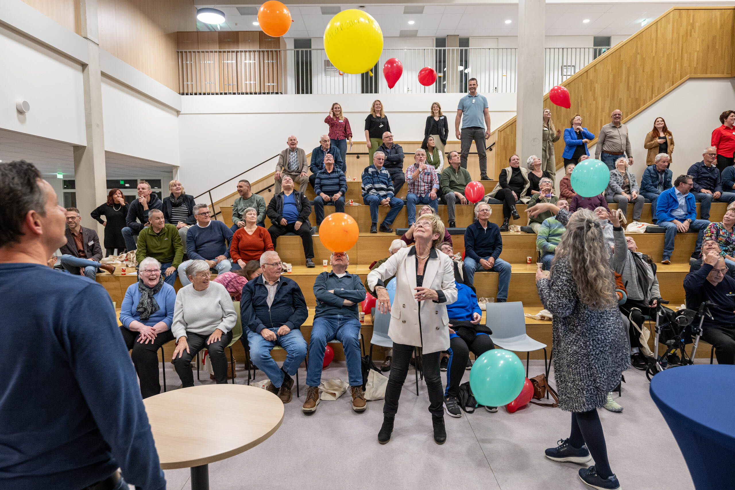 Op dit beeld is een sfeerimpressie te zien van het huurdersevenement waarbij de aanwezigen ballonnen in de lucht hielden als opwarmer.