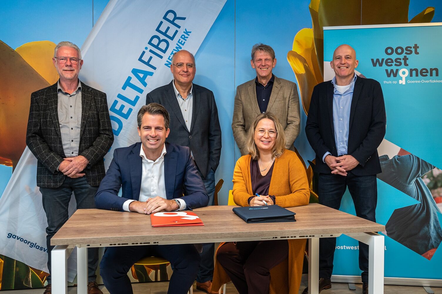 Op het beeld zijn te zien, staand van links naar rechts: Leo Scharenborg (DELTA Fiber), Kees van Dam, Joel Maassen en Lukas Willems (DELTA Fiber).