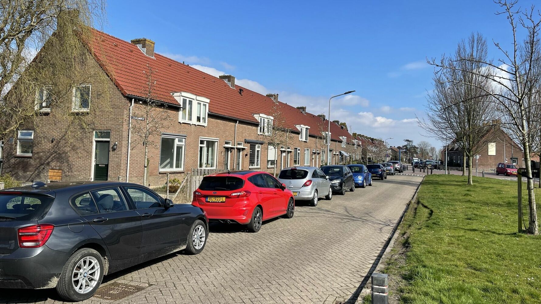 Op het beeld is een straat op Goeree-Overflakkee te zien ter illustratie.