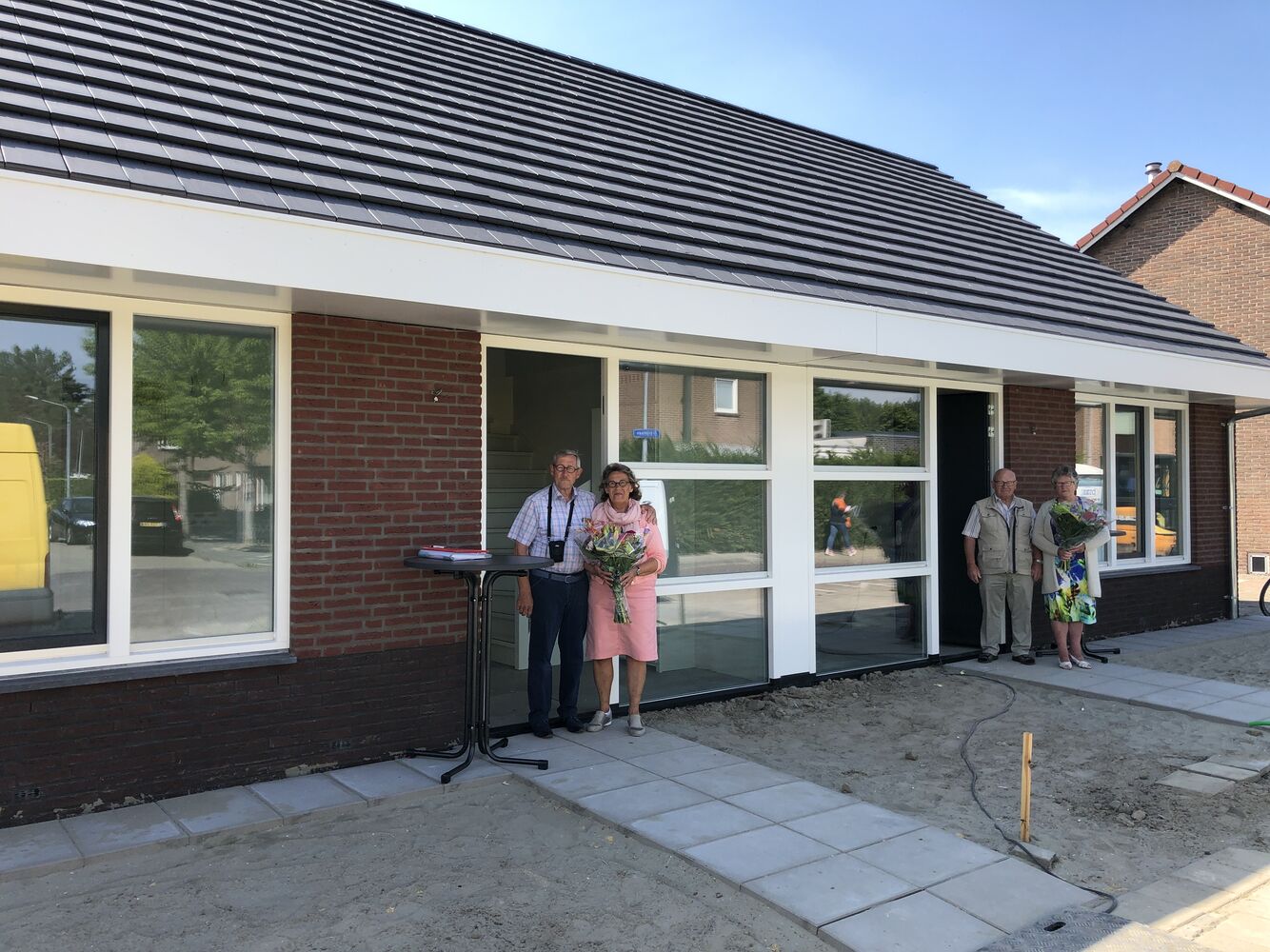 Op het beeld zijn de eerste bewoners te zien voor hun nieuwe woning in Stad aan 't Haringvliet