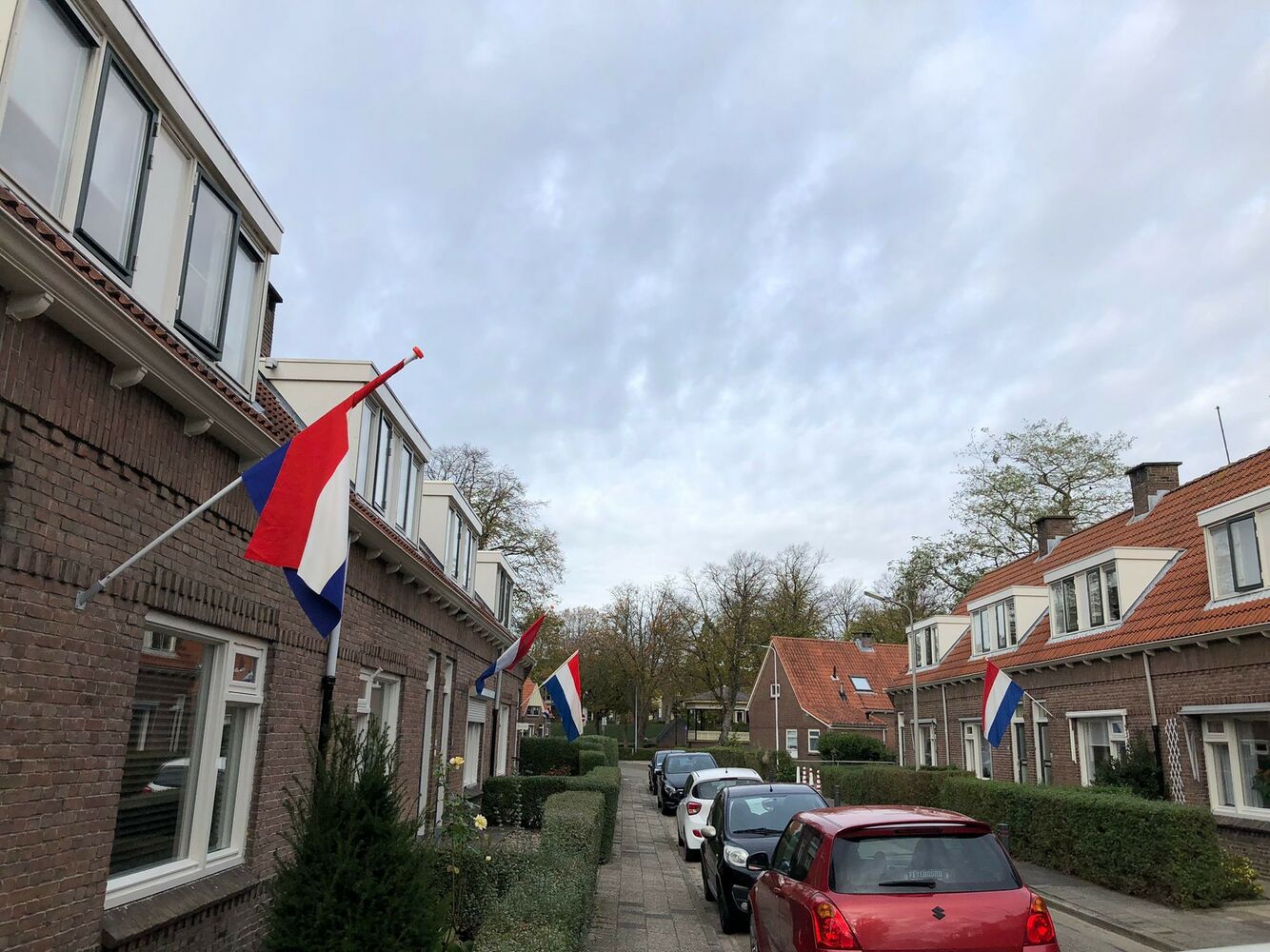 Een beeld van de vlaggen die uithangen in de straat.