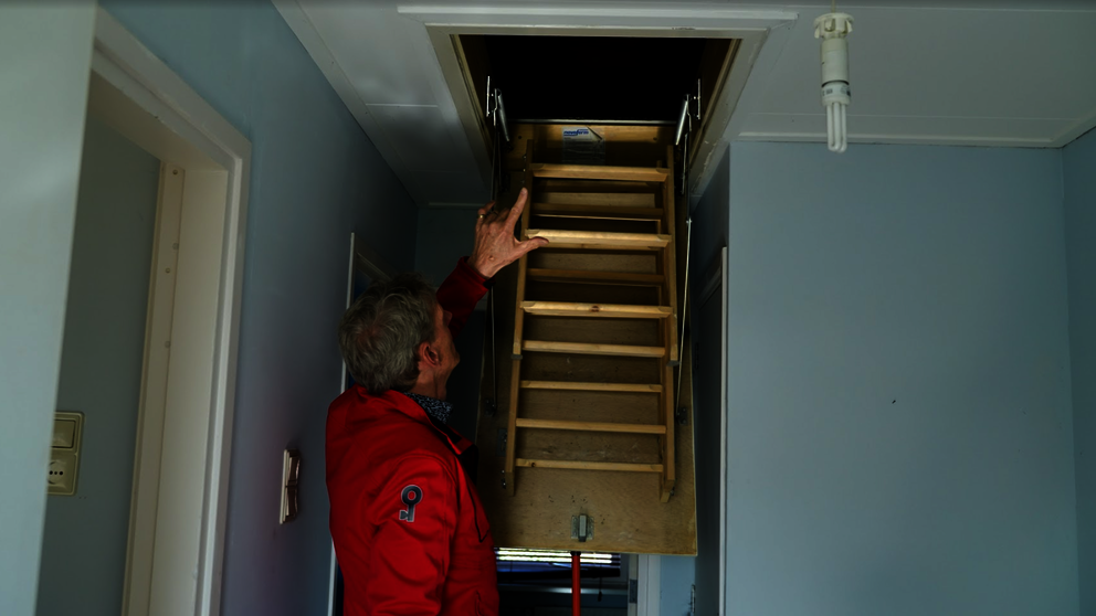 Een beeld van een medewerker van Oost West Wonen die bij een vlizotrap staat.