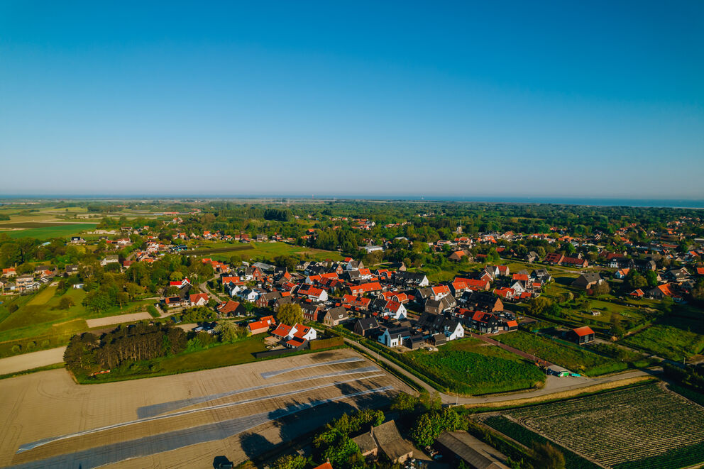 Een beeld van boven van woningen op Goeree-Overflakkee.