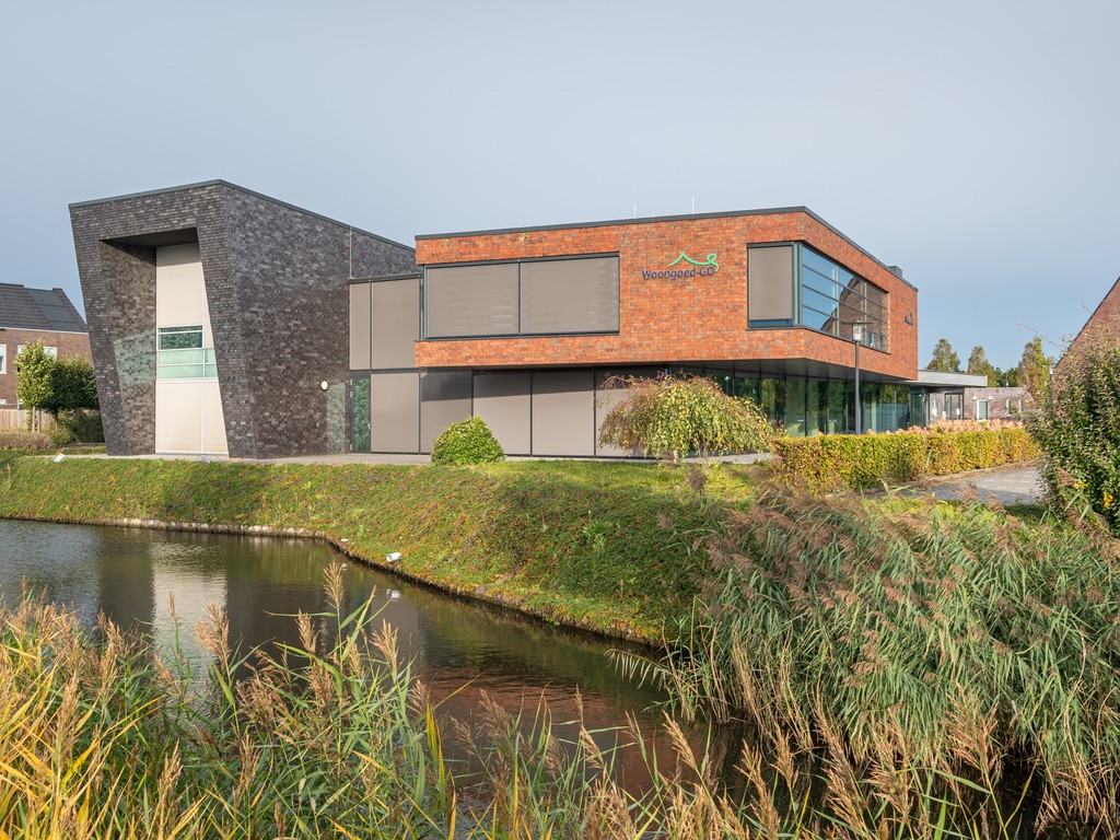 Op het beeld is het voormalige kantoor van Oost West Wonen te zien aan de Landbouwweg te Middelharnis