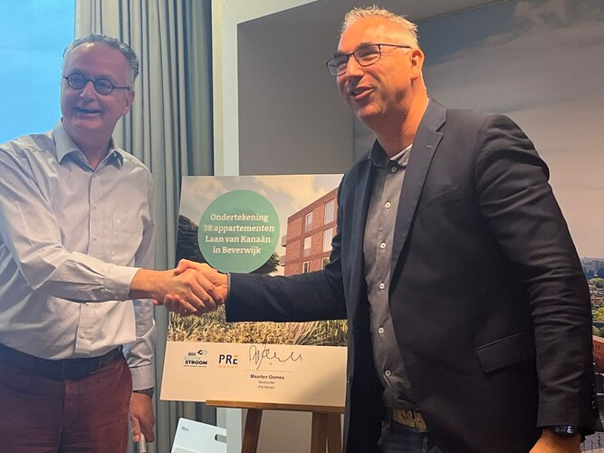 Bestuurder Maarten Oomes (Pré Wonen) en Directuer Menso Oosting (Fijn Wonen) geven elkaar een hand. 