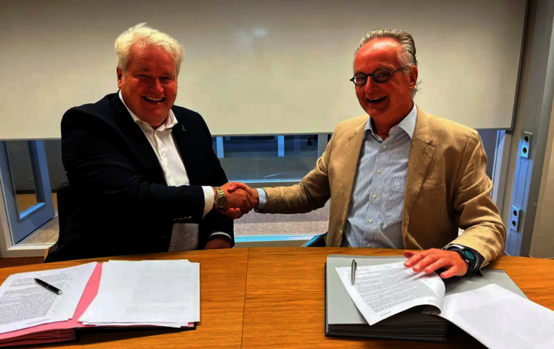 Wethouder Vincent Kellenaar en Bestuurd Maarten Oomes geven elkaar een hand.