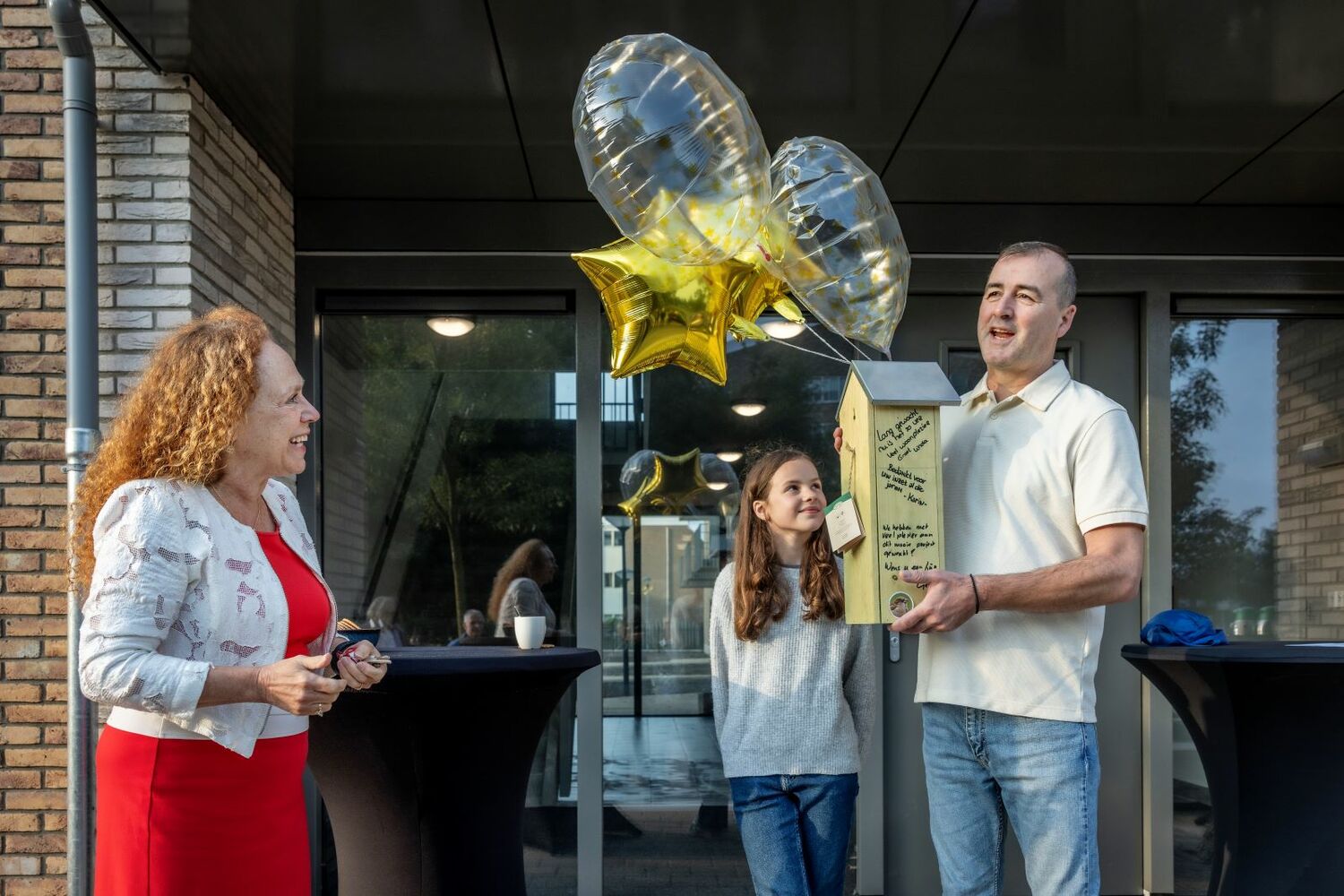 Bestuurder Sabrina Franken overhandigt de sleutel aan de eerste bewoners van 'De Schrijvers'