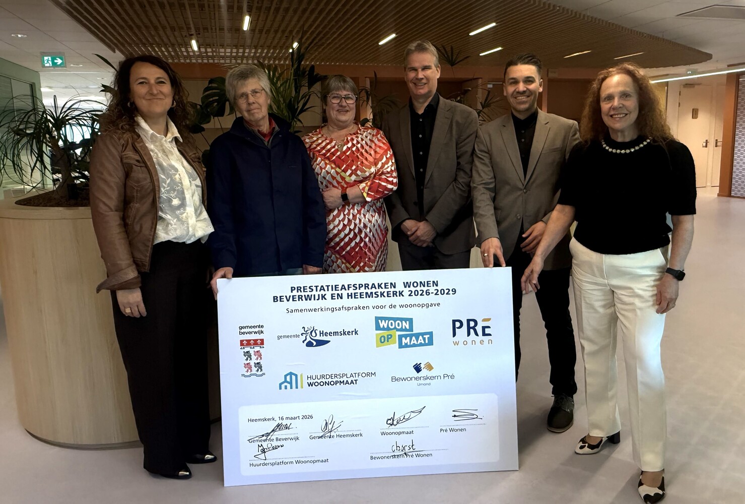 Op de foto staan v.l.n.r. Attiya Gamri, Nellie Borst-Dekker, Annette Leeuw, Sjoerd Hooftman, Ali Bal, Sabrina Franken 