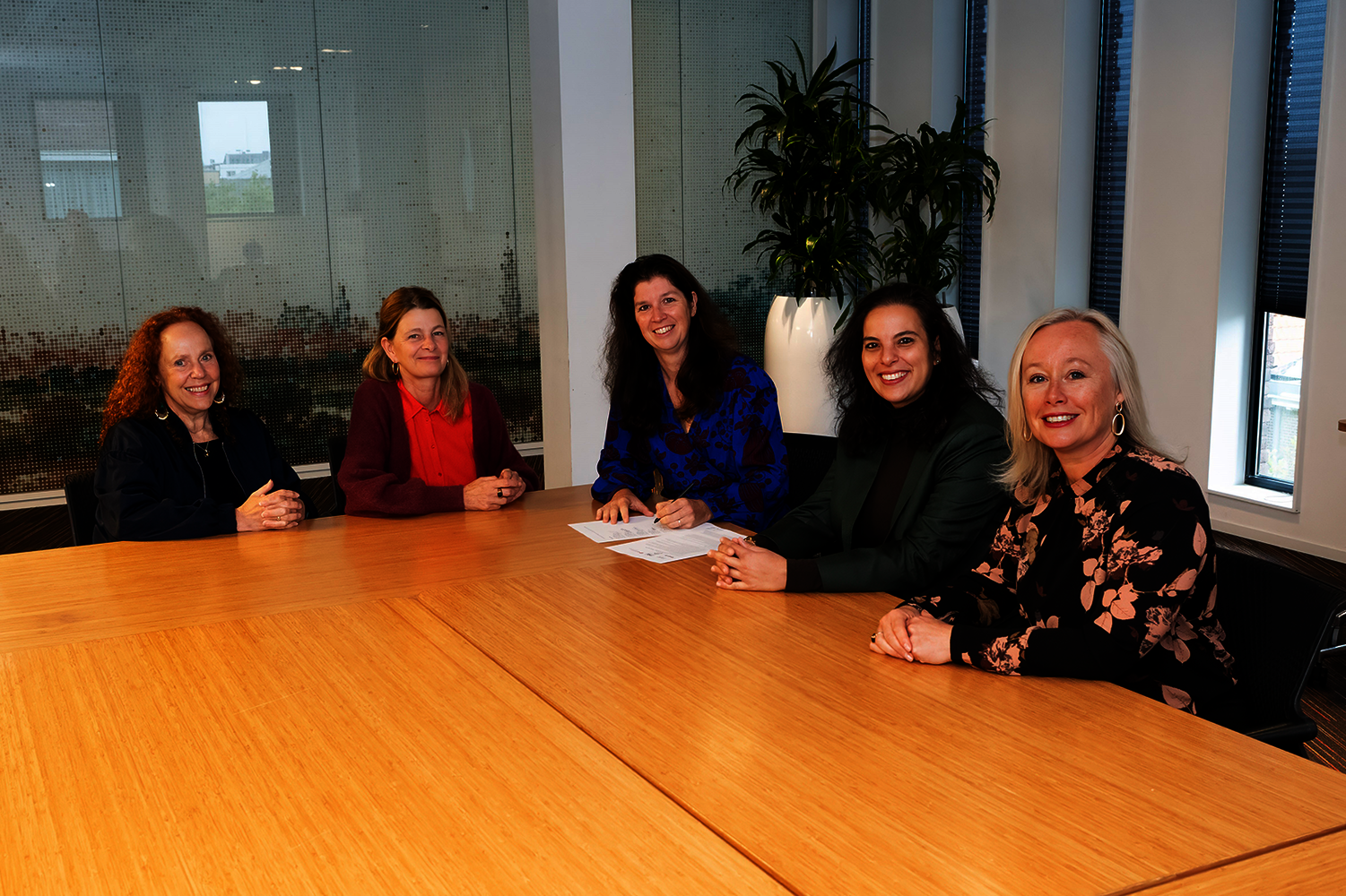 Op de foto v.l.n.r: Sabrina Franken (Pré Wonen), Marit Postma (De Regenboog Groep) Diana van Loenen (Gemeente Haarlem) Rachida el Battioui (Ymere), Marieke Heilbron (Elan Wonen)