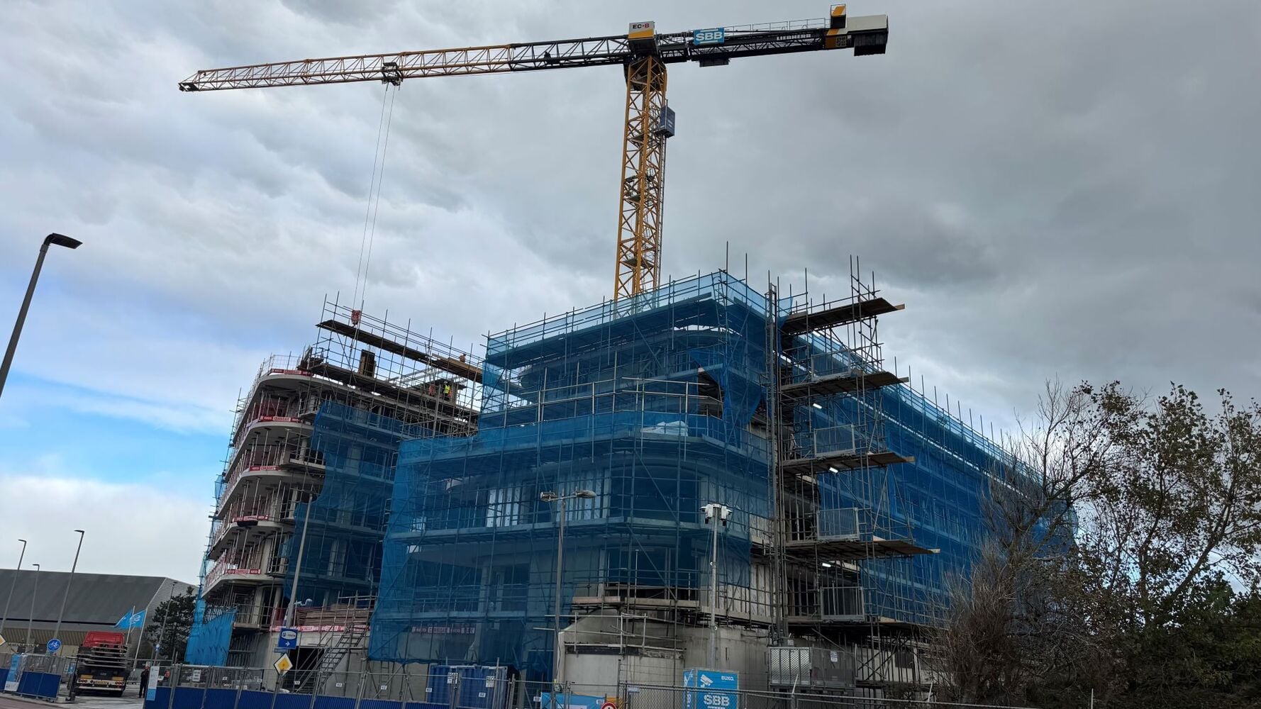 Bouwkraan bij het gebouw de Duinwachter