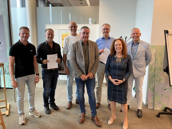 Foto van de mensen die het contract hebben getekend