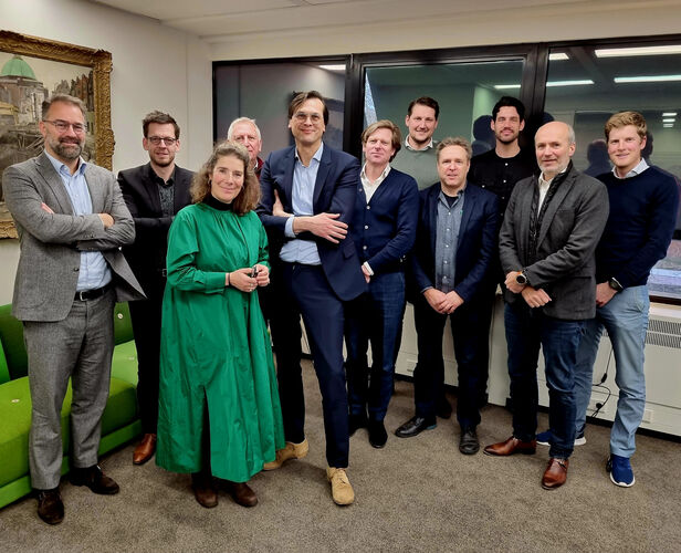 HBB Groep en Maarsen Groep tekenen de samenwerkingsovereenkomst met Rochdale. V.l.n.r.: Ton Boon, Gren Molenkamp, Monique Maarsen, Richard Moser, Eric Nagengast, Benjamin Kooijman, Sven Overdiep, Floor Arons, Tjeerd Beemsterboer, Martijn van de Poll, Tom Hilderink.