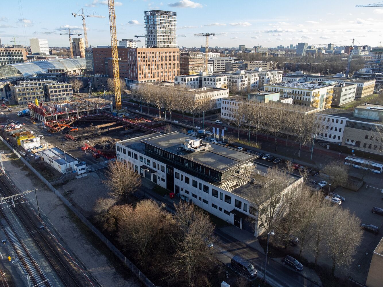 Luchtfoto van Naritaweg 12 in Amsterdam Sloterdijk.