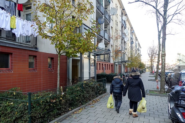 moeder en kind lopen op straat