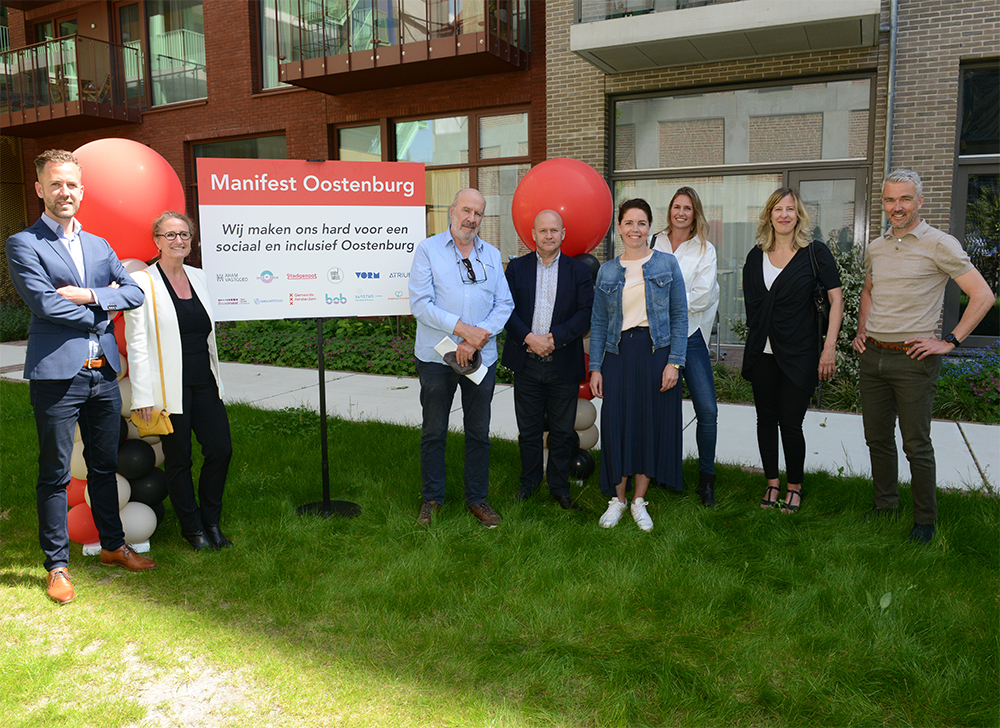 Van links naar rechts: Jaap Wessels (VORM), Helma Bruls (Bouwinvest), Marius Ernsting (Stichting Bob Helpt & Stichting Over de Brug), Joram Buitenhuis (Inntel Hotels), Karlijn de Kruif (Stadgenoot), Linda Roggeband (AHAM Vastgoed), Ilse Griek (Stadsdeel Centrum Gemeente Amsterdam), Onno Hoff (Syntrus Achmea Real Estate & Finance)