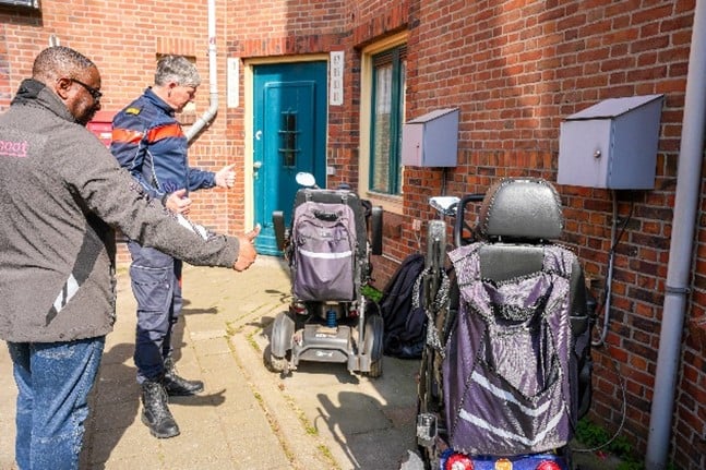 Scootmobiels buiten parkeren en opladen is oké.
