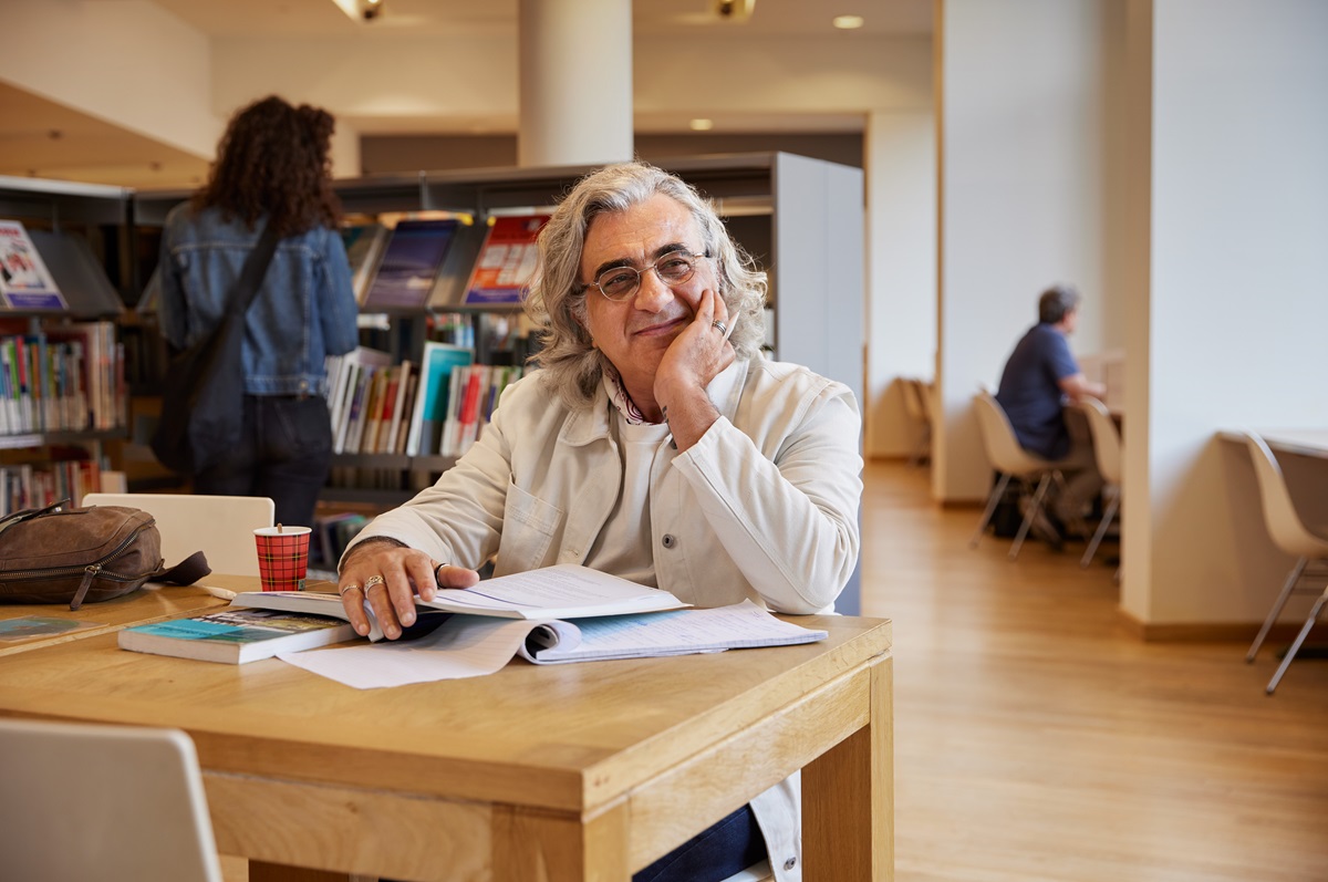 Een man in de bibliotheek