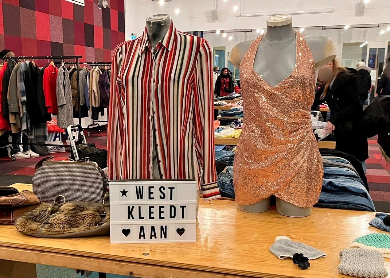 Foto van kleding op paspoppen