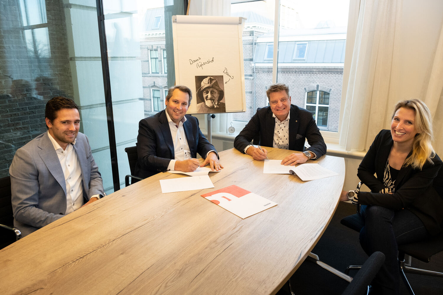 Van links naar rechts: Jacco Leek en Patrick Barské van Stadgenoot, Cor Been en Marije Bakker van Logchies