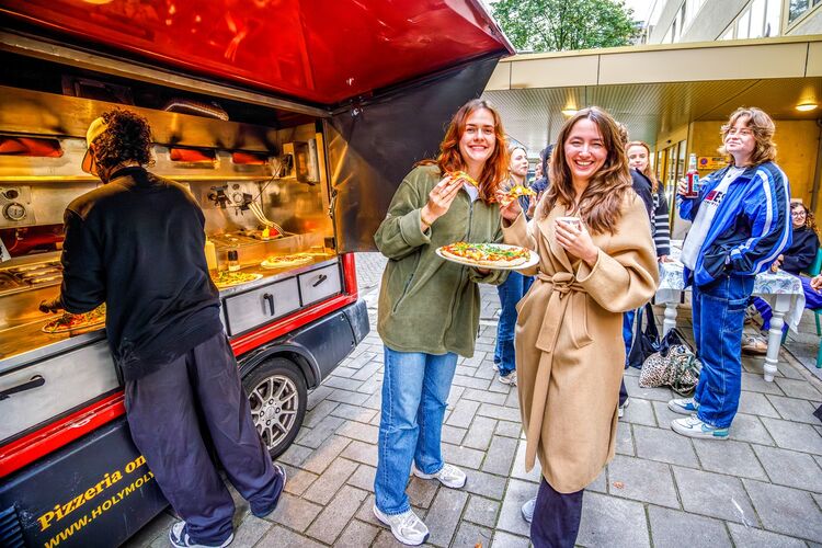 Merel en Martine bij de pizzawagen