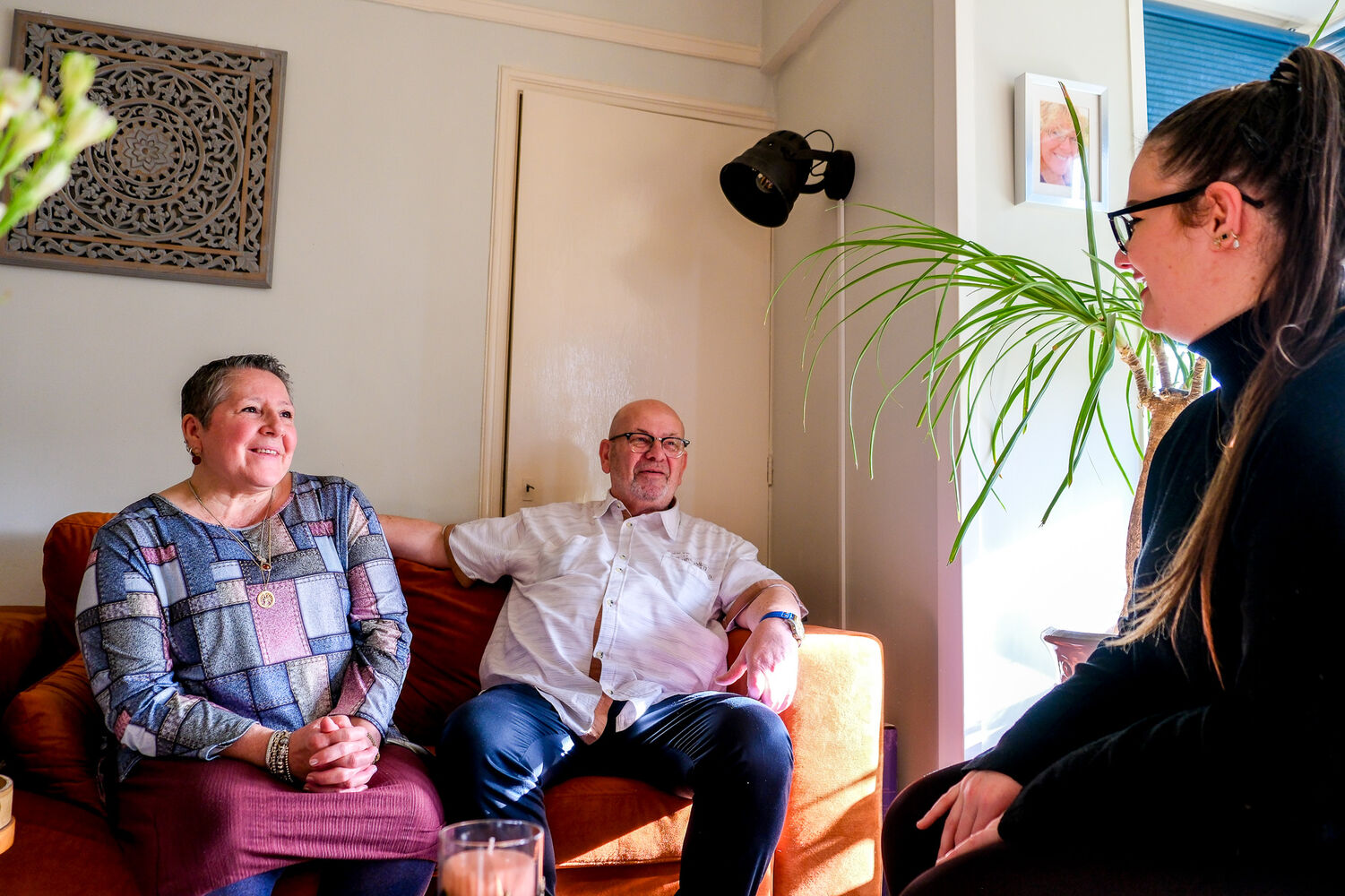 Doorstroommakelaar in gesprek met 2 bewoners